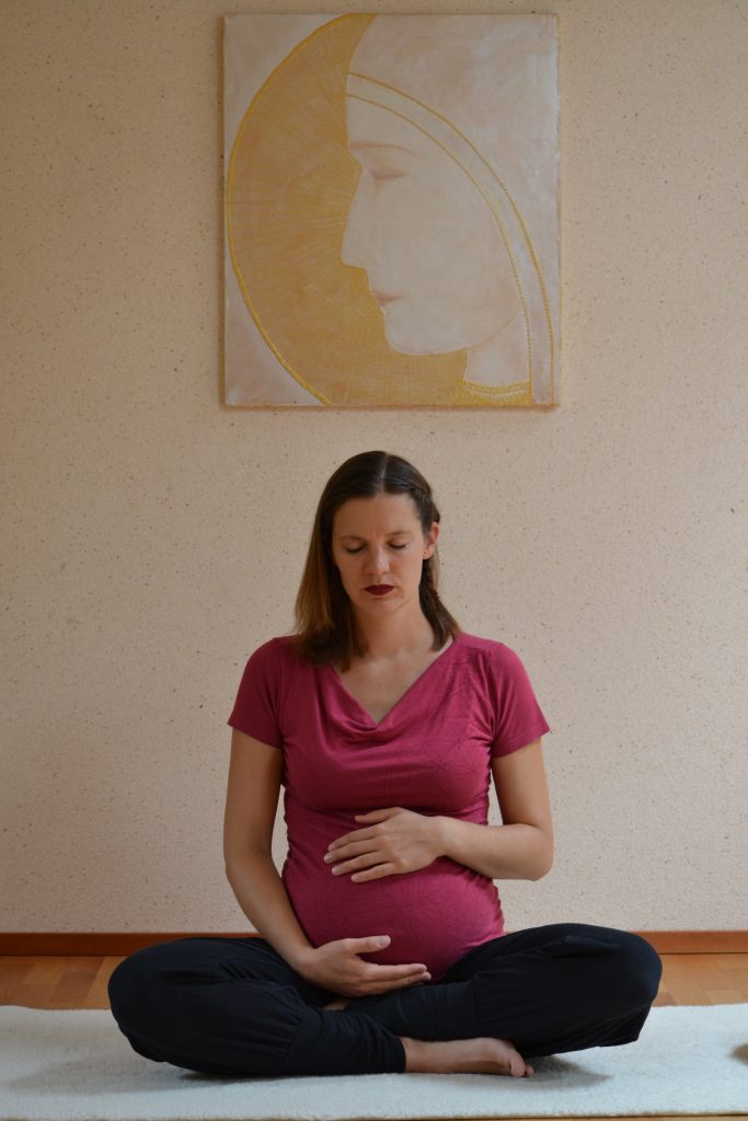 Dieses Bild hat ein leeres Alt-Attribut. Der Dateiname ist Meditation-Schwangerschaft-e1567535254115-683x1024.jpg